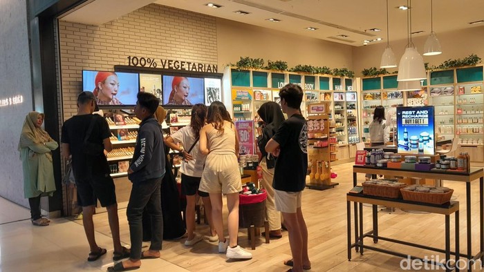 Suasana di beberapa tenant di Solo Paragon Mall, Solo, Rabu (14/2/2024).