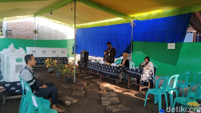 Suasana di TPS di Kecamatan Genteng, Banyuwangi jelang pemungutan suara Rabu (14/02).