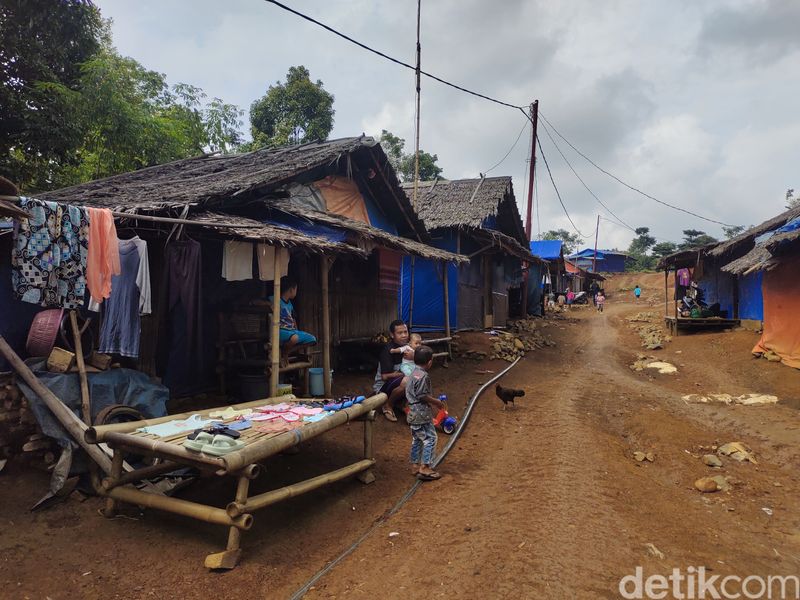 Suasana hunian sementara yang dihuni korban banjir bandang tahun 2020 di Kecamatan Lebakgedong, Lebak, Banten. (Fathul Rizkoh/detikcom)