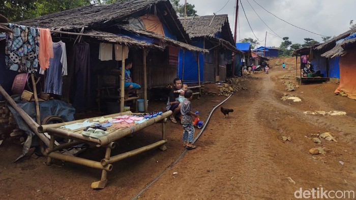 Suasana hunian sementara yang dihuni korban banjir bandang tahun 2020 di Kecamatan Lebakgedong, Lebak, Banten. (Fathul Rizkoh/detikcom)