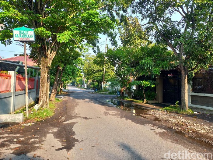 Suasana Jalan Kutai Raya dekat kediaman cawapres nomor urut 02 Gibran Rakabuming Raka di Kelurahan Sumber, Kecamatan Banjarsari, Kota Solo, Rabu (14/2/2024) pagi.