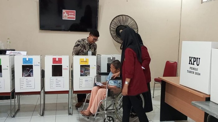 Suasana Pemilu 2024 di TPS Khusus Griya PMI Peduli, Solo, Rabu (14/2/2024).