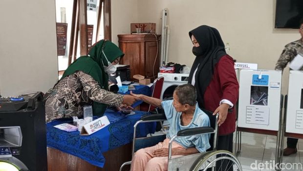 Suasana Pemilu 2024 di TPS Khusus Griya PMI Peduli, Solo, Rabu (14/2/2024).