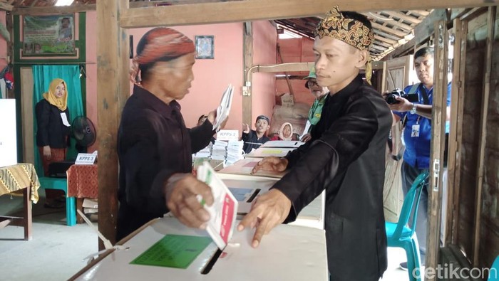 Suasana sedulur sikep di TPS mengenakan baju adat. Mereka tampak memasukkan surat suara Pemilu 2024 ke dalam kotak suara, Blora, Rabu (14/2/2024).