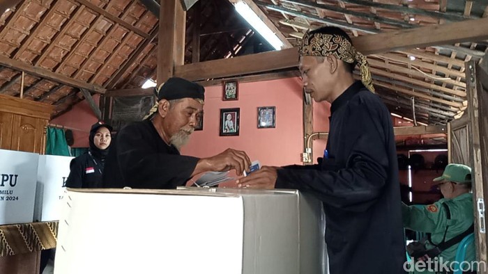 Suasana sedulur sikep di TPS mengenakan baju adat. Mereka tampak memasukkan surat suara Pemilu 2024 ke dalam kotak suara, Blora, Rabu (14/2/2024).