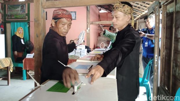 Suasana sedulur sikep di TPS mengenakan baju adat. Mereka tampak memasukkan surat suara Pemilu 2024 ke dalam kotak suara, Blora, Rabu (14/2/2024).