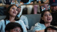 Massa terlihat membawa sejumlah atribut Prabowo-Gibran. Mereka mayoritas terlihat mengenakan pakaian berwarna biru muda.