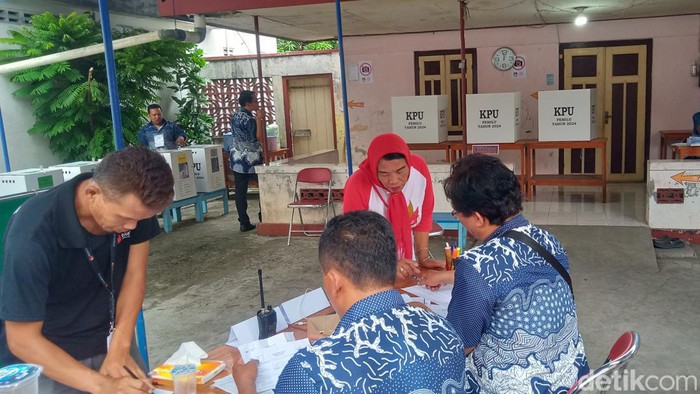 Suasana TPS 01 Buntalan, Klaten yang sempat kekurangan 99 surat suara capres, Rabu (14/2/2024).