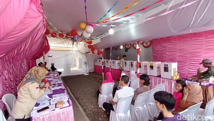 Suasana TPS 10 yang bernuansa pink di Desa Klahang, Kecamatan Sokaraja, Kabupaten Banyumas, Rabu (14/2/2024).