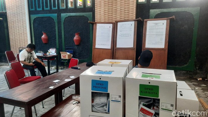 Suasana TPS 105 tempat besan Jokowi mencoblos di Sleman, Rabu (14/2/2024).