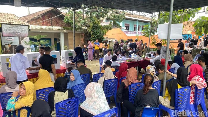 Suasana TPS 11 Kelurahan Bukit Baru, Kecamatan Ilir Barat I yang viral baru buka pukul 10.30 WIB.