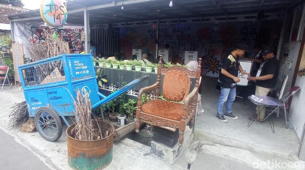 Suasana TPS 14 Ngampilan, Kota Jogja, yang mengusung tema Darurat Sampah sebagai dekorasi tata ruangnya, Rabu (14/2/2024).
