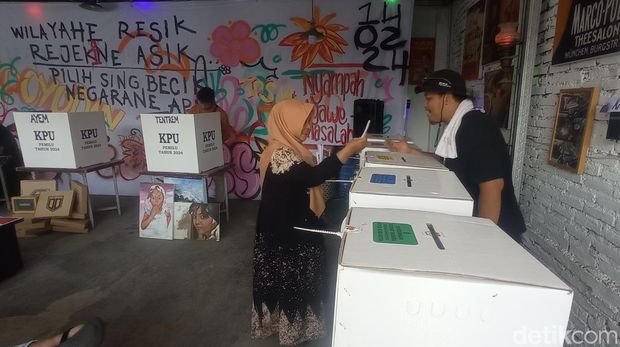 Suasana TPS 14 Ngampilan, Kota Jogja, yang mengusung tema Darurat Sampah sebagai dekorasi tata ruangnya, Rabu (14/2/2024).