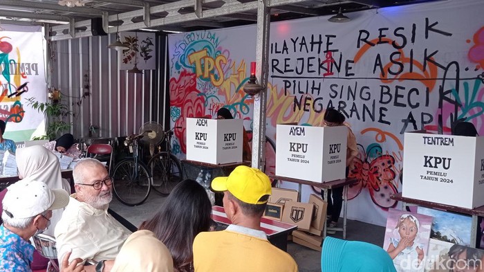 Suasana TPS 14 Ngampilan, Kota Jogja, yang mengusung tema Darurat Sampah sebagai dekorasi tata ruangnya, Rabu (14/2/2024).