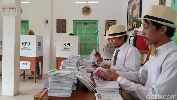 Suasana TPS bergaya kafe di Damaran, Gayamprit, Kecamatan Klaten Selatan, Rabu (14/2/2024).