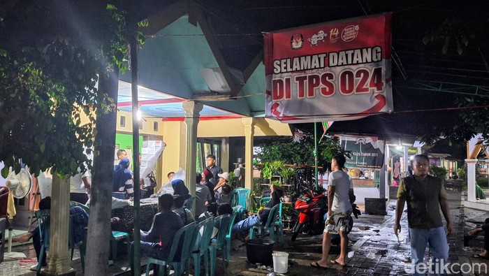 Suasana TPS tempat saksi bertugas dan prosesi tahlil jelang pemakaman saksi yang meninggal.