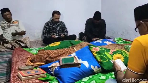 Suasana TPS tempat saksi bertugas dan prosesi tahlil jelang pemakaman saksi yang meninggal.