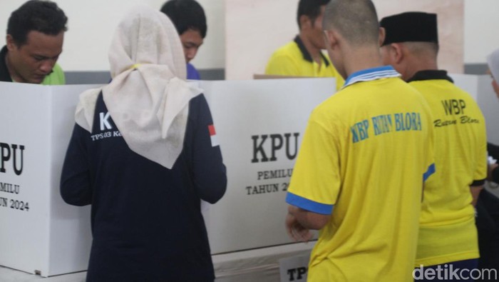 Suasana warga binaan mencoblos di TPS 901 Rutan Kelas IIB Blora, Rabu (14/2/2024).