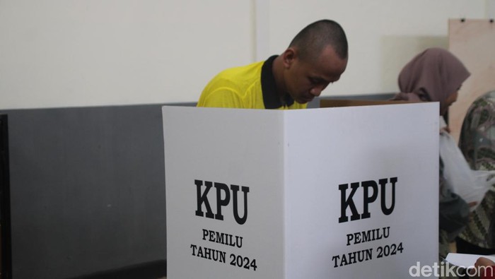 Suasana warga lapas mencoblos di TPS 901 Rutan Kelas IIB Blora.