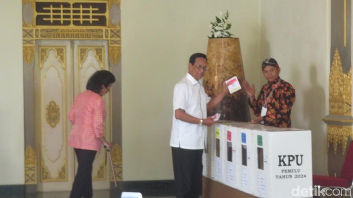 Sri Sultan Hamengku Buwono X memasukan surat suara ke Kotak Suara di TPS 12 Ndalem Cokronegaran, Panembahan, Kraton, Kota Jogja, Rabu (14/2/2024).