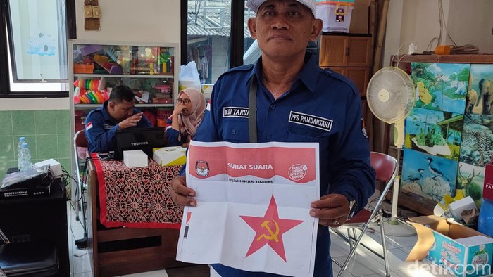 Surat suara capres ditempel logo PKI di Semarang, Rabu (14/2/2024).