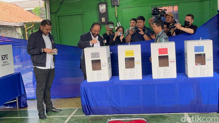 Surya Paloh mencoblos ditemani Prananda di TPS Permata Hijau, Jakarta Selatan (Rumondang Naibaho/detikcom)