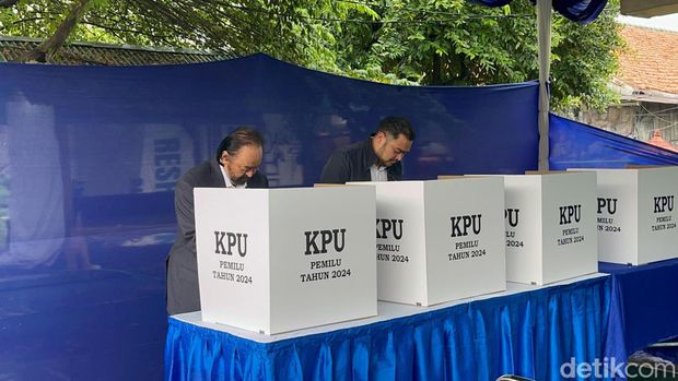 Surya Paloh mencoblos ditemani Prananda di TPS Permata Hijau, Jakarta Selatan (Rumondang Naibaho/detikcom)