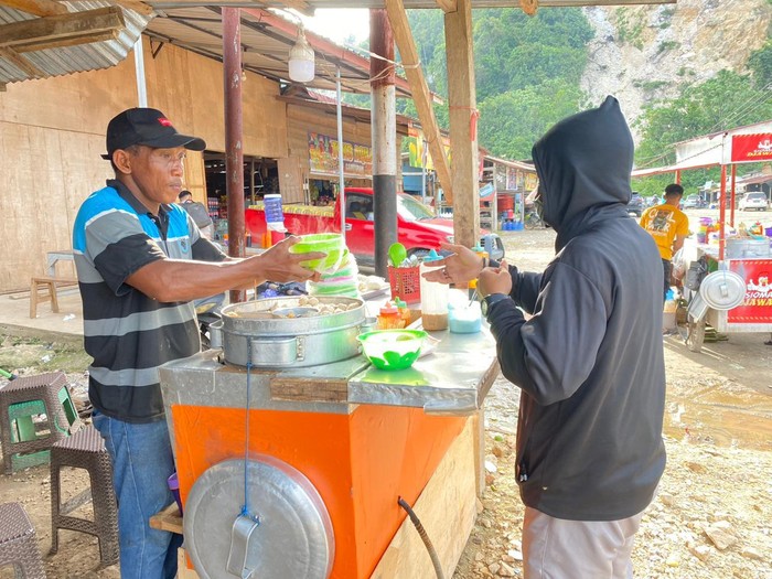 Suwardi, Penjual Siomay di Sekitar Lingkar Industri PT GNI