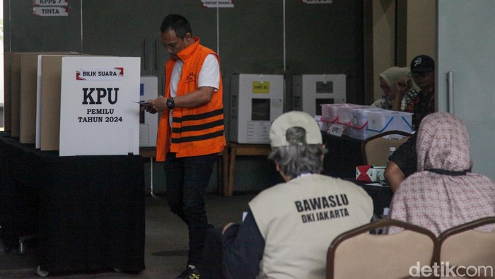 Tahanan KPK tetap mendapatkan hak pilihnya di Pemilu 2024. Mereka mencoblos di TPS dekat rutan KPK.