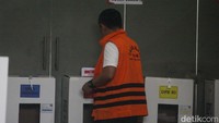 Menurut informasi, Daftar Pemilih Tetap (DPT) yang telah ditetapkan KPU pada Juni 2023 berjumlah 88 orang. Sedangkan saat ini jumlah Tahanan KPK berjumlah 75 orang (67 orang di K4, C1, dan Guntur; serta 8 orang di Puspomal).