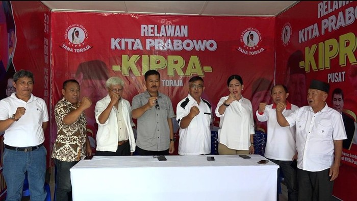 Ketua Tim Relawan Kita Prabowo (Kipra) Tana Toraja, Sulawesi Selatan (Sulsel), Darma Lelepadang (baju abu-abu).