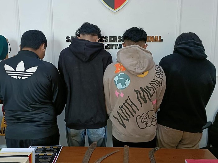 Pemuda dan barang bukti yang akan digunakan untuk tawuran diamankan polisi di Pati, Rabu (14/2/2024).