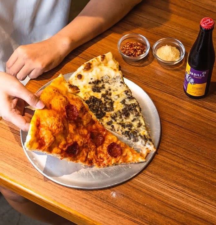 Tempat makan pizza gaya Amerika