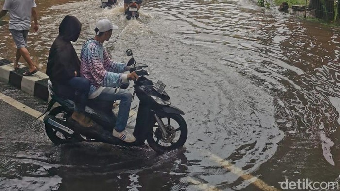Terkini! Foto-foto Banjir di Puri Beta