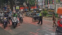 Personel kepolisian terlihat mengatur lalin yang tersendat imbas banjir.