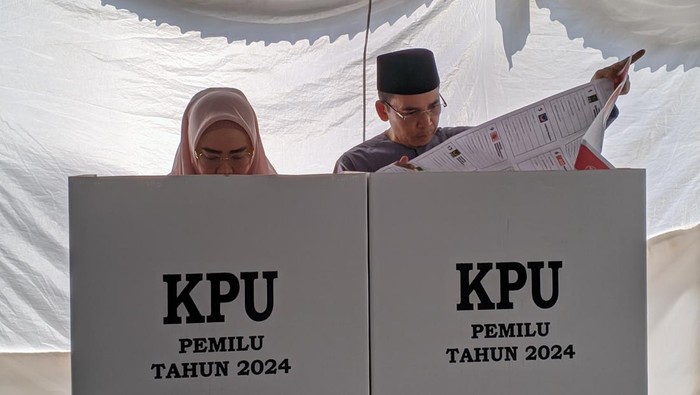 TGB Muhammad Zainul Majdi bersama istrinya, Erica Zainul Majdi, saat mencoblos di TPS 01 Lingkungan Pusaka, Kota Mataram, NTB, Rabu (14/2/2024).