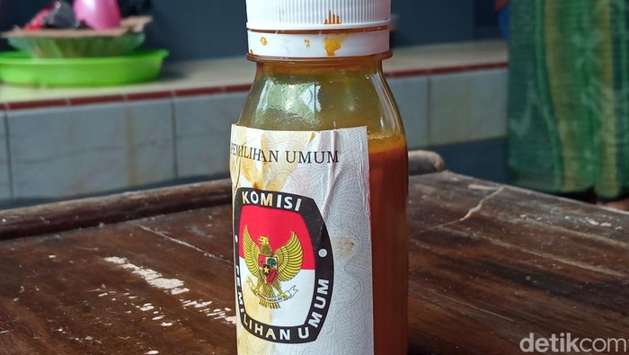Tinta kunyit di Kampung Benda Kerep Cirebon.