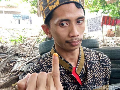 Tinta kunyit di Kampung Benda Kerep Cirebon.