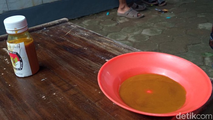 Tinta kunyit di TPS Kampung Benda Kerep Cirebon. Tinta kunyit di TPS Kampung Benda Kerep Cirebon.
