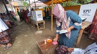 Pada pelaksanaan Pemilu 2024 kali ini, warga di Kampung Benda Kerep, Kelurahan Argasunya, Kota Cirebon juga kembali menggunakan sari kunyit. Foto: Ony Syahroni/detikJabar