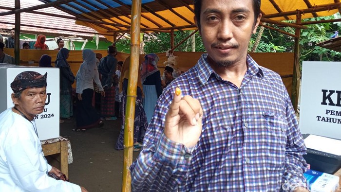 Tinta kunyit di TPS Kampung Benda Kerep Cirebon.