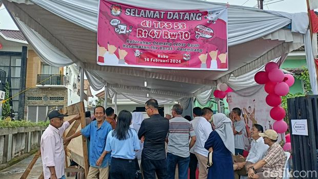 TPS 053 serba pink di Kelurahan Demang Lebar Daun Palembang.