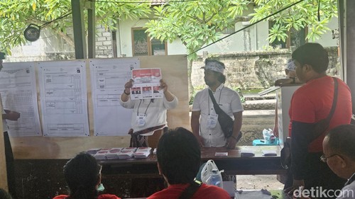 Proses perhitungan suara di TPS 06 Banjar Mergan, Klungkung tempat ketua TPK Ganjar-Mahfud memilih, Rabu (14/2/2024). (Putu Krista/detikBali).