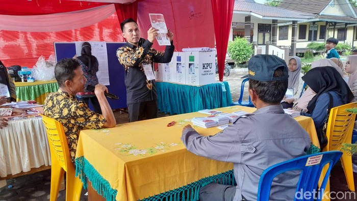TPS 22 Kelurahan Lingkar Barat Kota Bengkulu tempat Gubernur Rohidin Mersyah mencoblos.