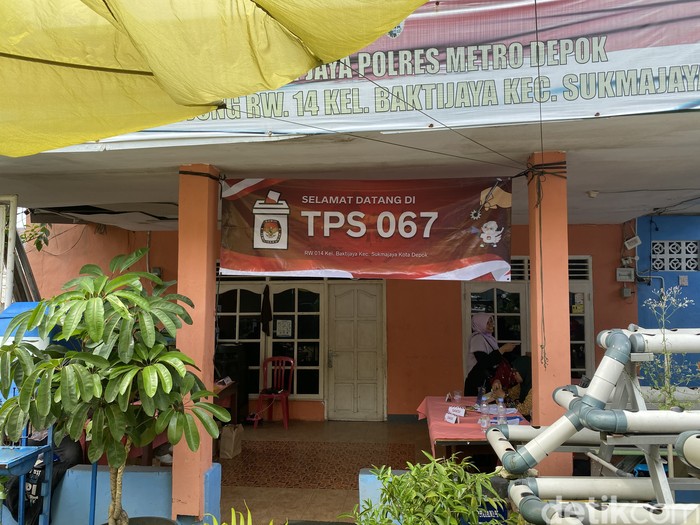TPS 67 di Kelurahan Baktijaya, Sukmajaya, Depok, Jawa Barat. Ketua KPPS 67 Baktijaya, Fajar Yudho. (Devi Puspitsari/detikcom)