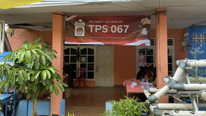 TPS 67 di Kelurahan Baktijaya, Sukmajaya, Depok, Jawa Barat. Ketua KPPS 67 Baktijaya, Fajar Yudho. (Devi Puspitsari/detikcom)
