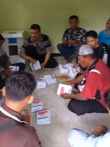 tps ambruk di banyuwangi, petugas hitung di rumah warga