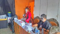 Berbagai kostum hantu dikenakan para anggota KPPS. Diantaranya drakula, pocong, valak, hingga suster ngesot. Untuk make up ada dari temen-temen kita yang kebetulan bersedia membantu kita dirias sedemikian rupa, katanya. Foto: Yuga Hassani/detikJabar