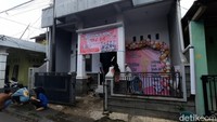 Panitia TPS 34 Tuguraja, Kecamatan Cihideng, Kota Tasikmalaya, Jawa barat, berinisiatif mengonsep TPS bernuansa hari valentine. Foto: Deden Rahadian/detikJabar
