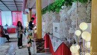 Bahkan para petugas KPPS di TPS 13 itupun menggunakan jas layaknya petugas weeding organizer (WO) di acara pernikahan. Foto: Ikbal Slamet/detikJabar